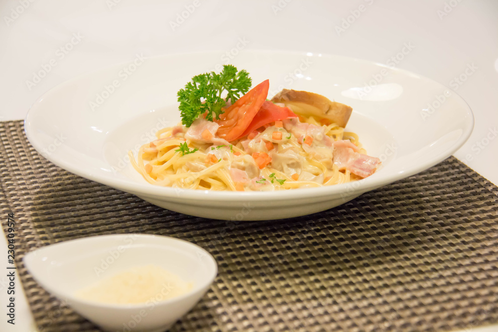 Spaghetti Carbonara with ham and pasta sauce Spaghetti Carbonara with ham and pasta sauce