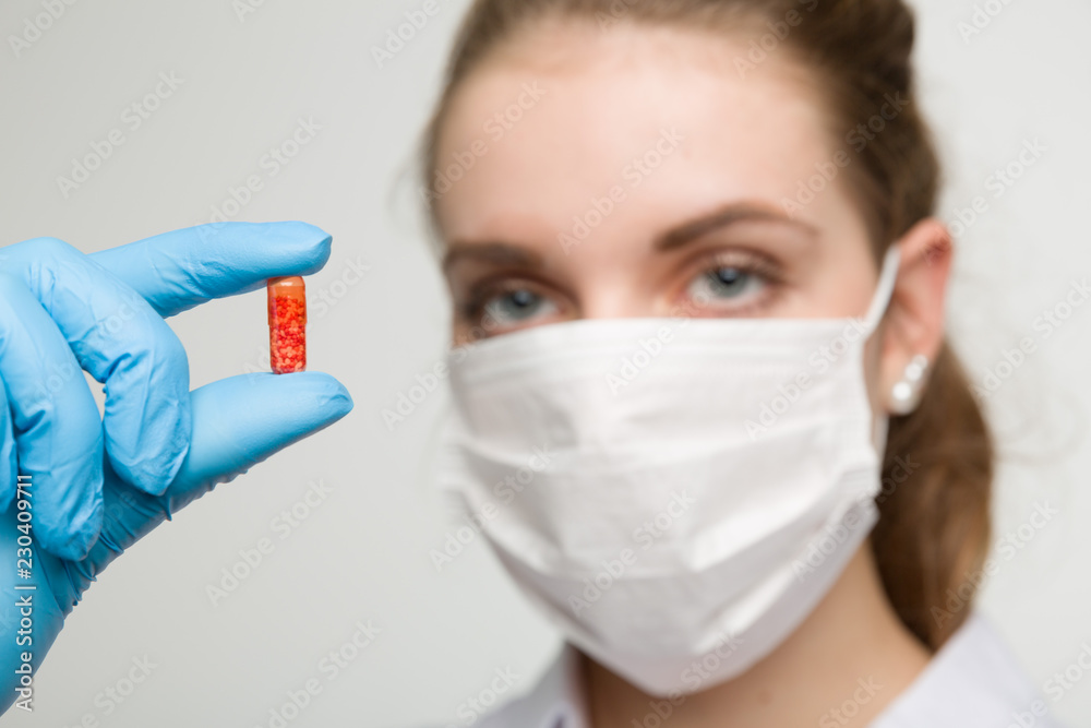 Krankenschwester mit Mundschutz und einer Tablette in der Hand Krankenschwester mit Mundschutz und einer Tablette in der Hand
