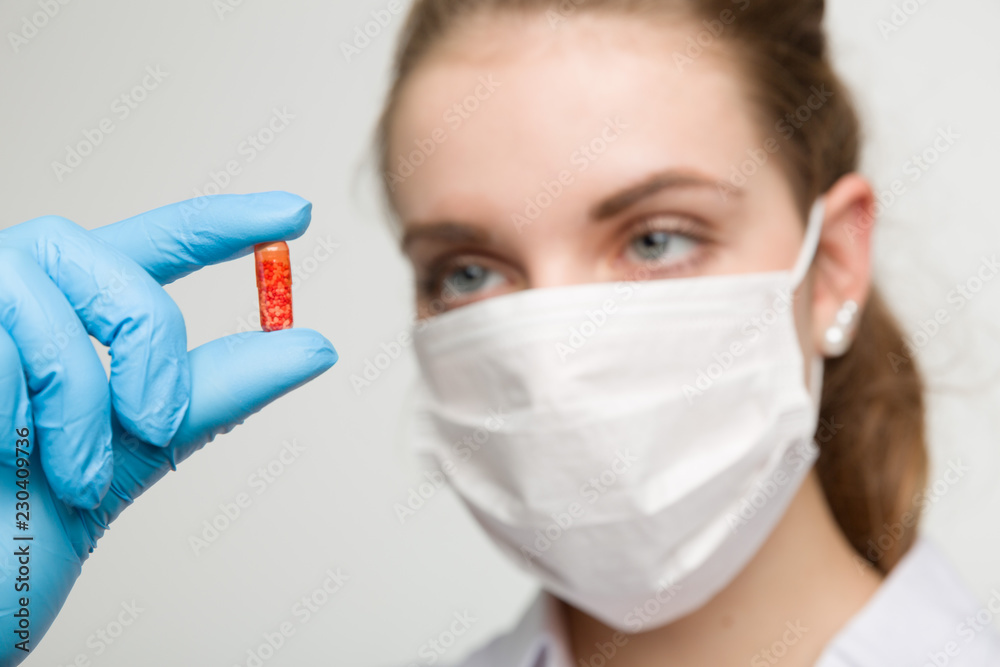 Krankenschwester mit Mundschutz und einer Tablette in der Hand Krankenschwester mit Mundschutz und einer Tablette in der Hand