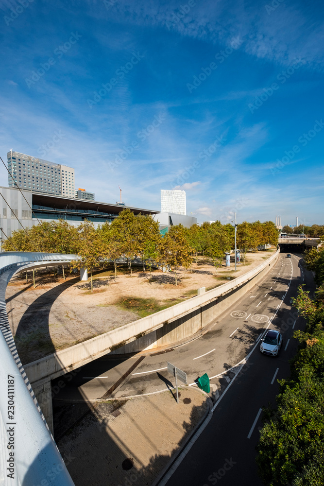 Pedestrian bridge with access for people with mobility difficulties