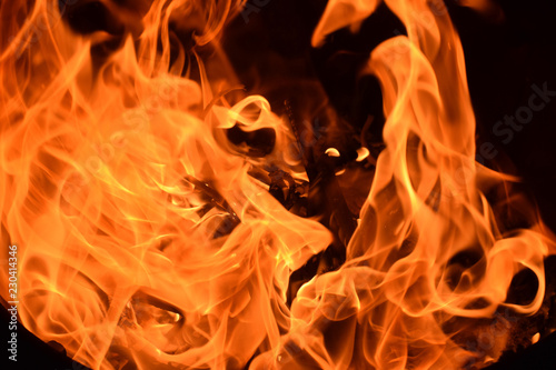 Hintergrund Feuer Lagerfeuer Grillfeuer Flammen Glut und Asche mit Holz © Goldengel