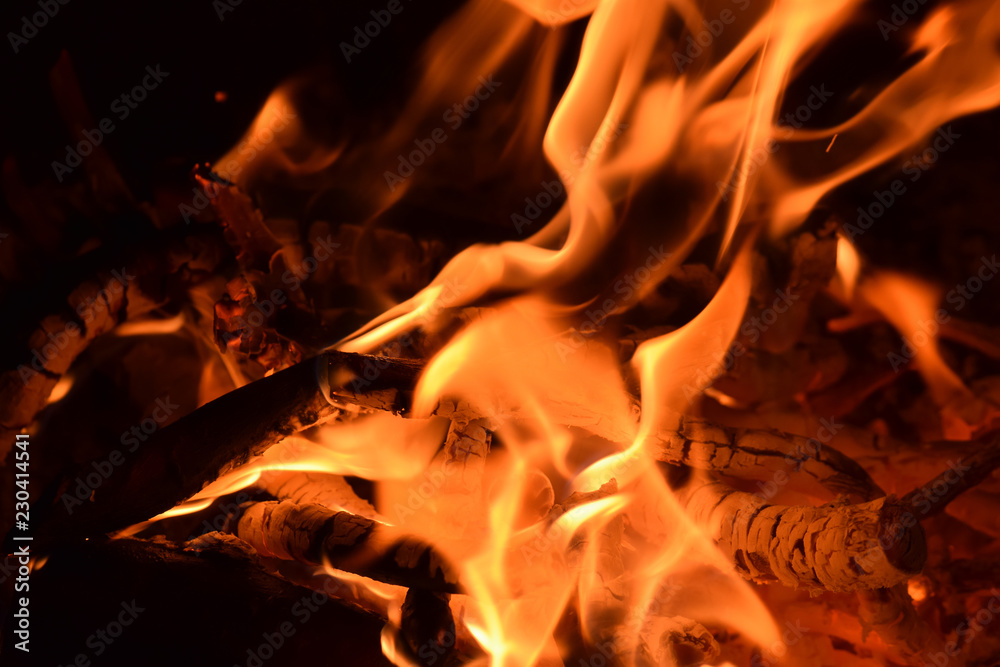 Hintergrund Feuer Lagerfeuer Grillfeuer Flammen Glut und Asche mit Holz