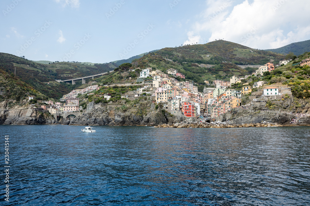 Riomaggiore, Cinque Terre, mit Bahnhof, Straße und Hafen vom Meer aus gesehen