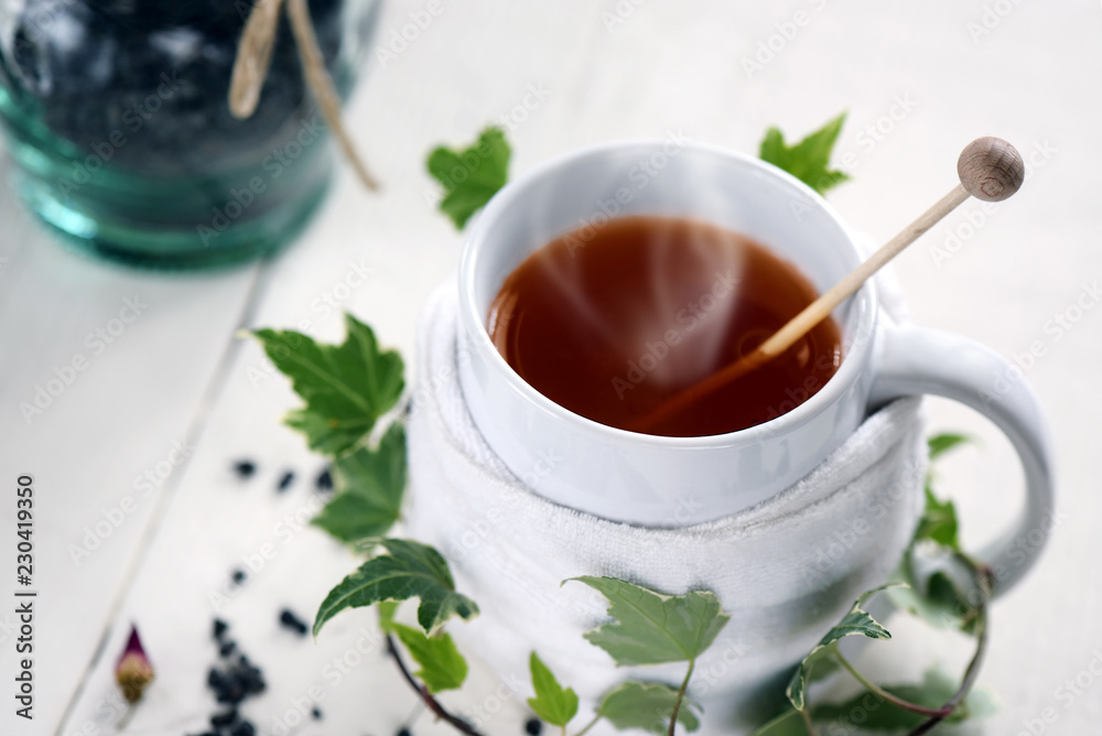 tazza bianca di tè fumante