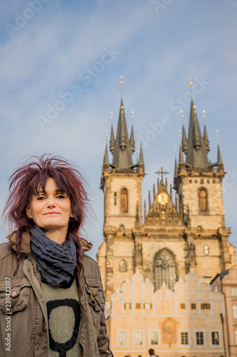 Femme devant l'Église de Notre-Dame-de-Týn Place de la Vieille-Ville de Prague © Gerald Villena