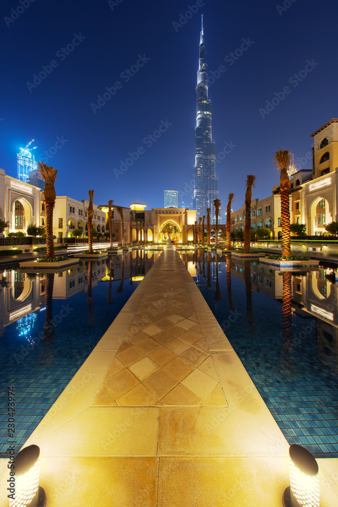 Naklejka premium Piękny widok na Dubaj, ZEA. Oświetlone arabskie domy nocą