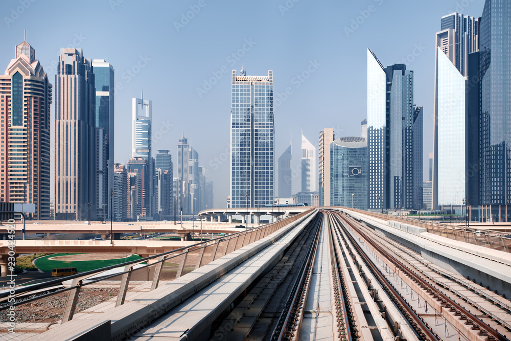 Obraz premium Widok z pierwszego wagonu kolejowego. Dubaj panoramę miasta. Piękny krajobraz miejski ZEA w dzień