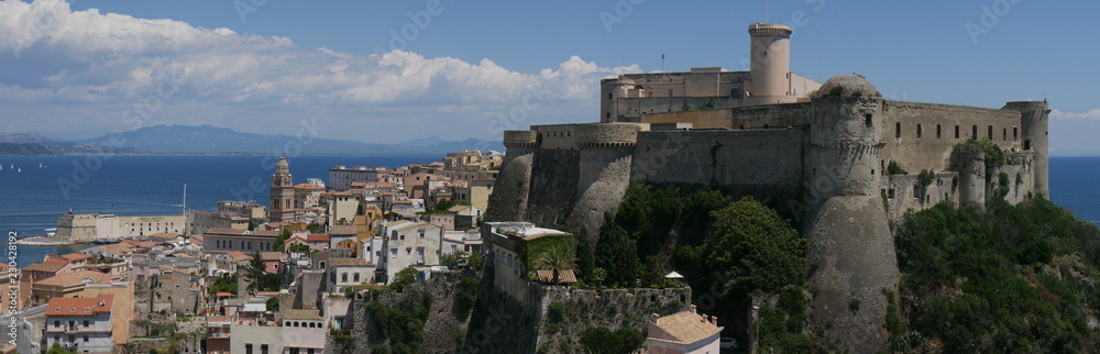 Gaeta - panorama del borgo medievale risalendo il Monte Orlando
