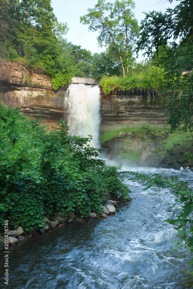 Fototapeta premium Minnehaha Falls in Minneapolis, Minnesota on a summer morning