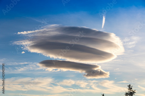 Tableau sur toile Large circular clouds (Altocumulus lenticularis duplicatus) in the sky