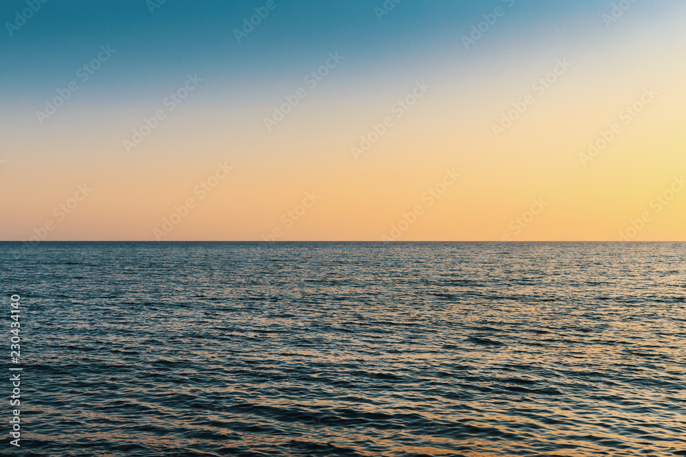 Vue de l'horizon sur la mer méditerranée au coucher de soleil