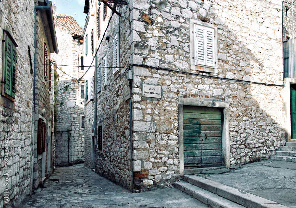 Fototapeta Wąskie uliczki śródziemnomorskiego miasta. Sibenik. Chorwacja.