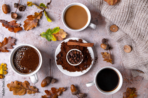 кофе разных сортов в чашках с осенними листьями