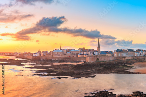 Tableau sur toile Walled city Saint-Malo with St Vincent Cathedral at sunrise at high tide