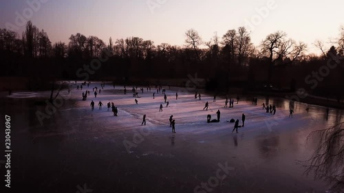 Schlittschuhfahrer auf dem Maschinenteich in Potsdam photo