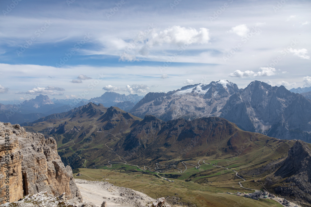 Aussicht vom Sass Pordoi im Sellastock in den Dolomiten Aussicht vom Sass Pordoi im Sellastock in den Dolomiten