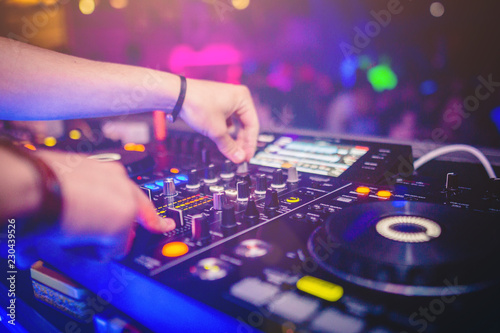 Console di un DJ che suona in un locale notturno photo