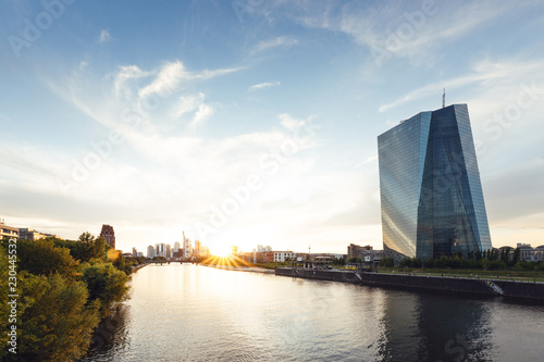 Europäische Zentralbank und Skyline von Frankfurt am Main bei Sonnenuntergang photo