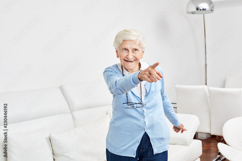 Seniorin in ihrer Wohnung voller Vitalität Seniorin in ihrer Wohnung voller Vitalität