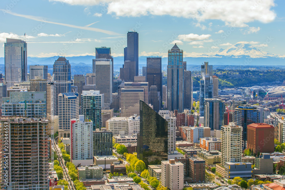 Fototapeta premium Panoramic view of Seattle and Mount Rainier is background,This is a famous tourist in Seattle ,Washington state USA.