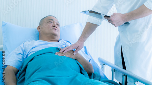 The doctor records the patient's illness at the hospital.