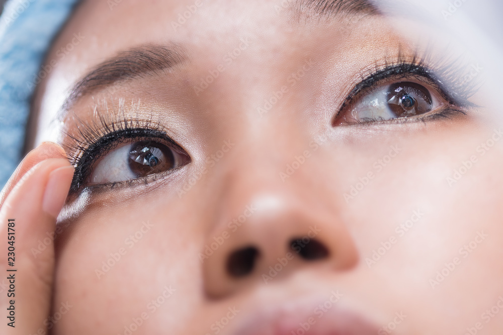 Naklejka premium Women are wearing false eyelashes.