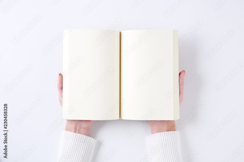 白紙の本を開く女性の手 Stock 写真 Adobe Stock