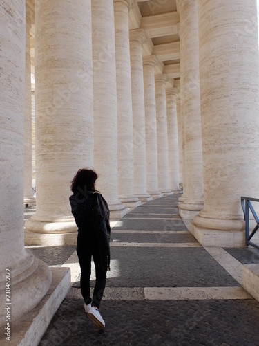 jolie jeune femme dans une galerie de colonne place saint pierre photo