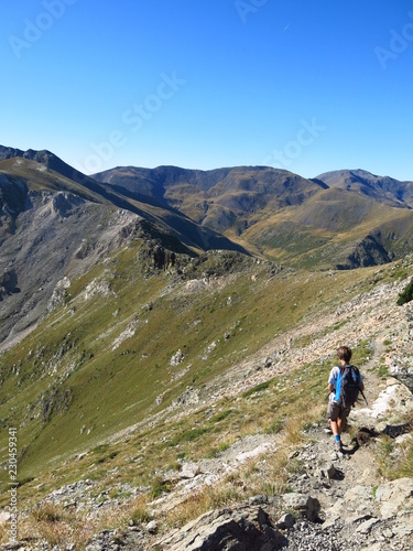 Jeune randonneur dans les pyrénées orientales massif du carlit et Péric