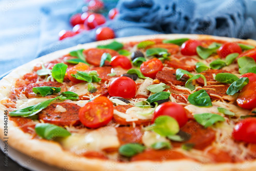 Sausage Pizza with Ham and tomatoes Sausage Pizza with Ham and tomatoes