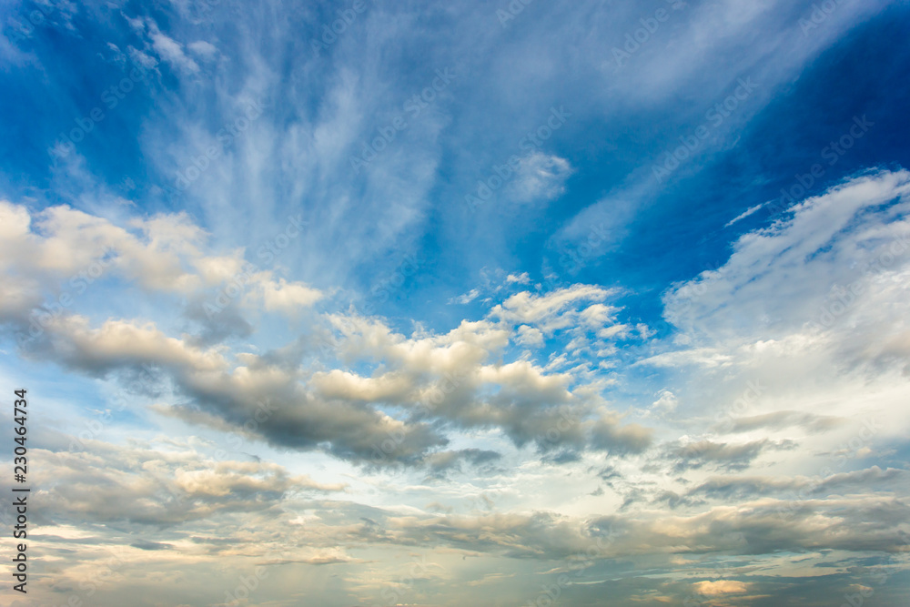 Obraz premium colorful dramatic sky with cloud at sunset.