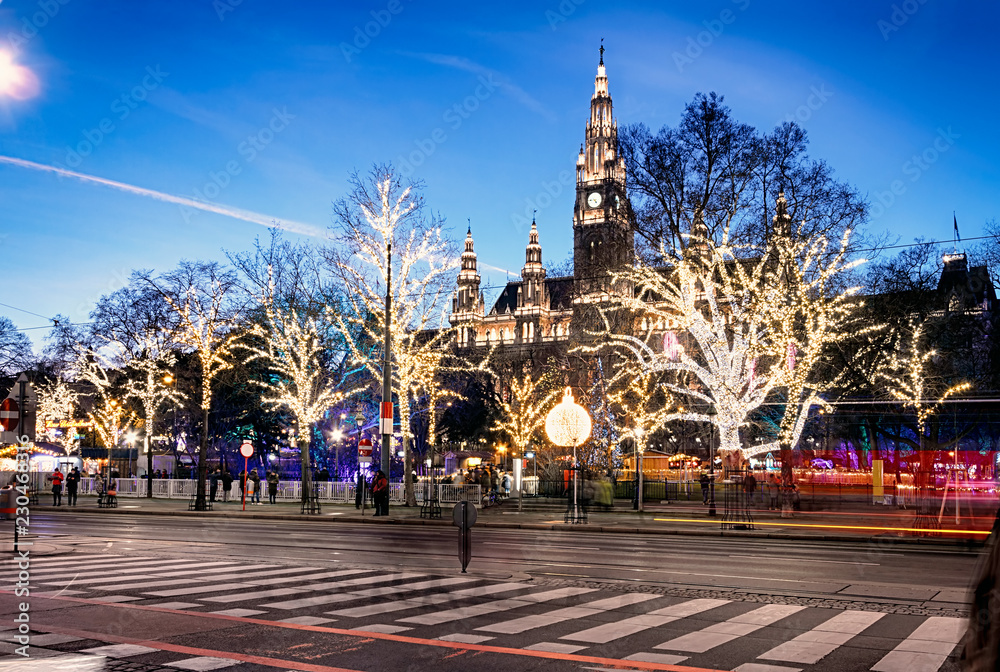 Fototapeta premium Rathaus (ratusz) na Rathausplatz o zmierzchu w czasie świąt Bożego Narodzenia, Innere Stadt, Wiedeń, Austria.
