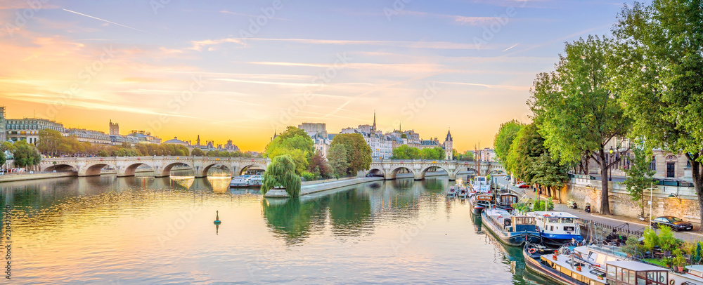 Obraz premium Wschód słońca widok stara grodzka linia horyzontu w Paryż