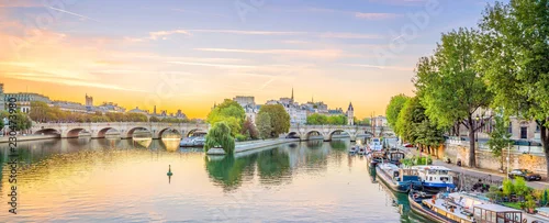 Obraz  z motywem Sunrise view of old town skyline in Paris