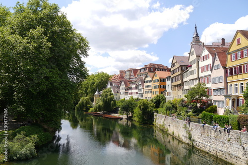 Neckarpanorama in Tübingen mit Leuten auf der Mauer