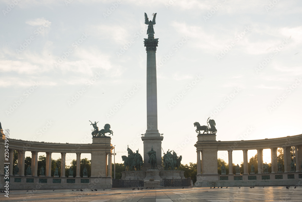 Fototapeta premium Plac Bohaterów - miejsce bohaterów - historyczne miejsce w Budapeszcie