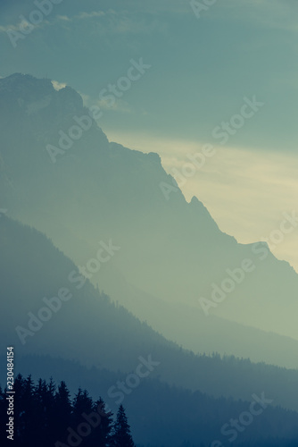 aufgereihte bewaldete Berghänge versunken im Dunst 