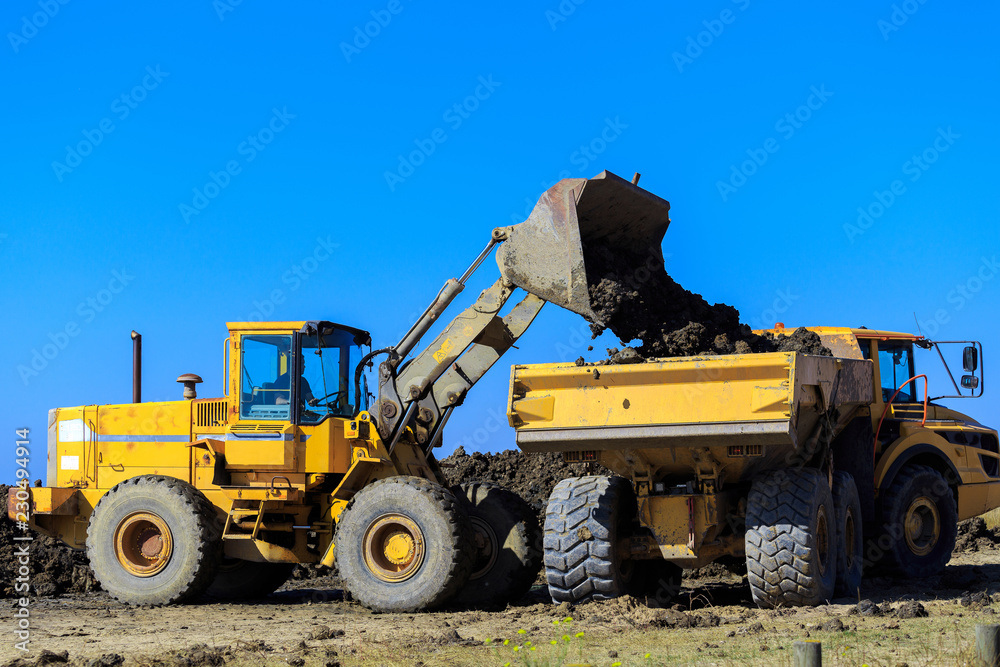 bulldozer et camion benne pour chantier de construction