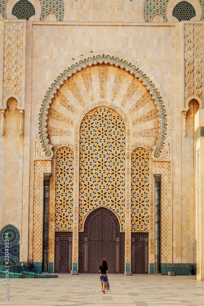 Femme en voyage au Maroc touriste voyageuse mosquée