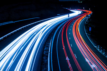 Papier peint photo Autoroute de nuit Sillages lumineux autoroute la nuit  © oriol