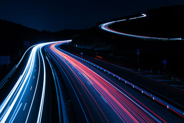 Papier peint photo Autoroute de nuit Phares de voitures sur autoroute nocturne  © oriol