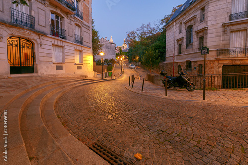 Fototapeta Paryż. Stara ulica na wzgórzu Montmartre.