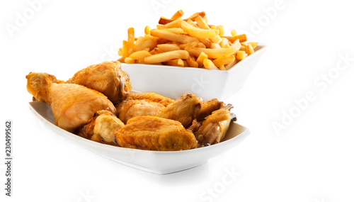 Foto Bowls de cerámica blanca con alitas y patatas fritas vistos frontalmente sobre f