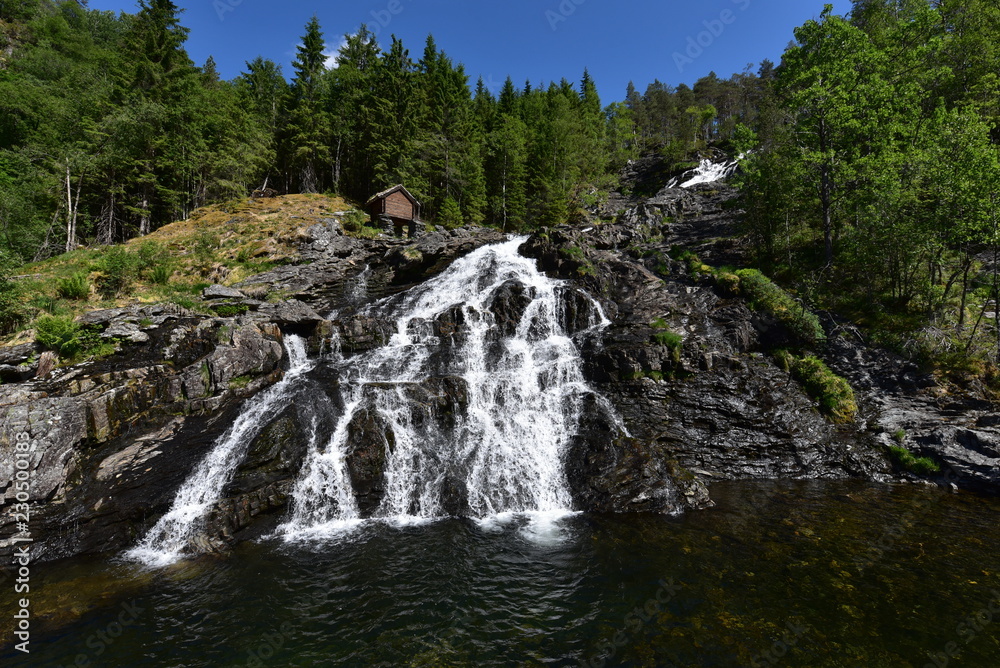 Wasserfall in der Naturlandschaft Norwegens
