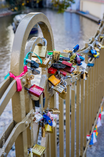 Cadenas sur le Pont des amours de Prague photo