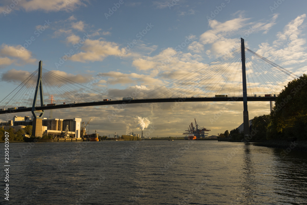 Köhlbrandbrücke im Hamburger Hafen