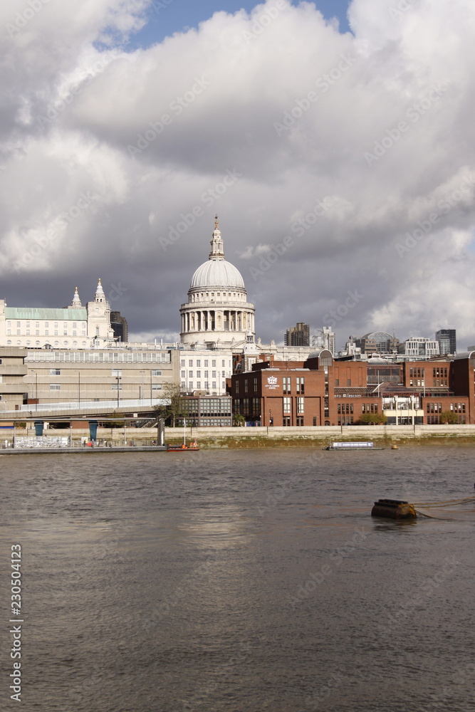 Cathédrale Saint Paul et la Tamise à Londres