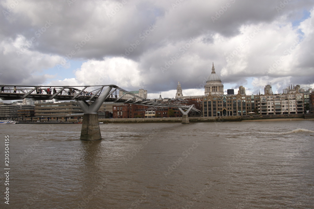 Pont du Millenium sur la Tamise à Londres