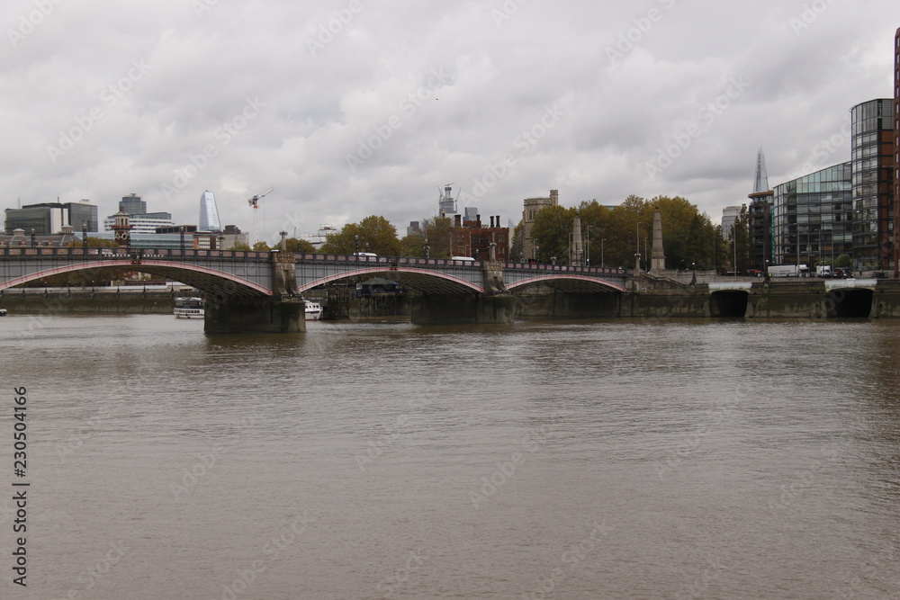 Pont Vauxhall sur la Tamise à Londres	