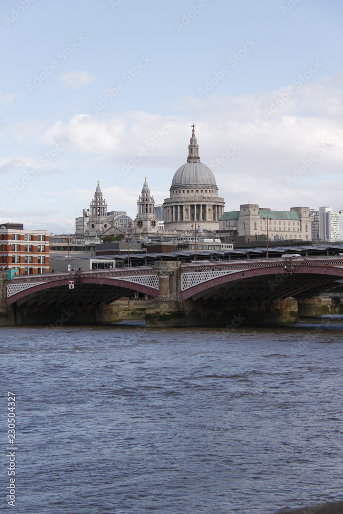 Cathédrale Saint Paul et pont Blackfriars sur la Tamise à Londres